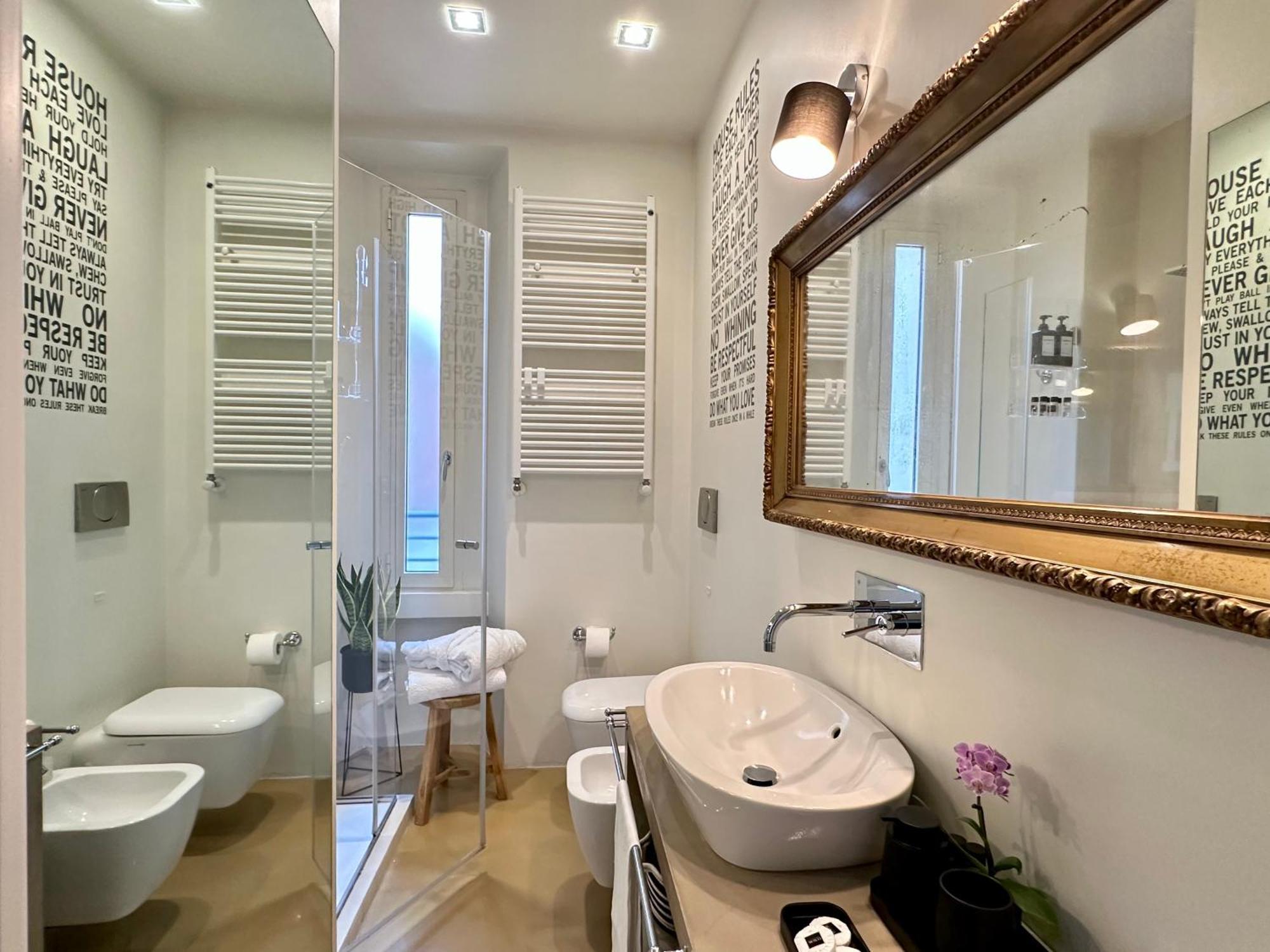Lily Pads -elegant Apartment- In The Center Appartement Milaan